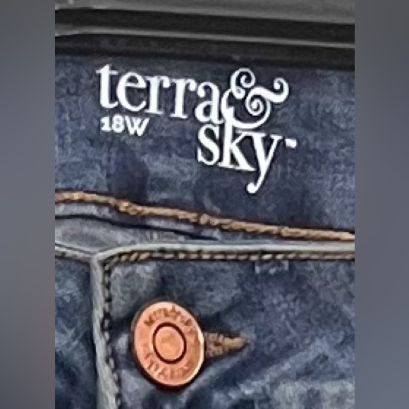 NWT Terra & Sky High Rise Side Slit Bootcut Jeans size 18 Color Light Wash - Picture 5 of 6